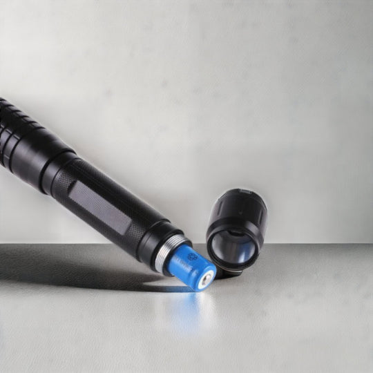 Taktische Taschenlampe mit Blauem Laserstrahl für Outdoor-Abenteuer 5