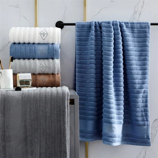 Unisex Badetuch mit Rippenstruktur und Markenstickerei 1