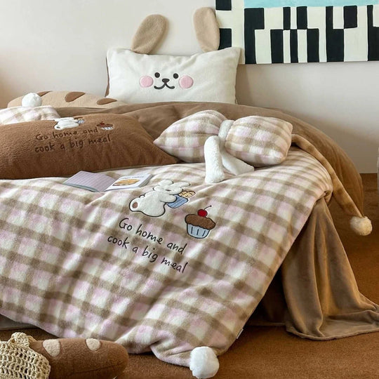 Unisex Wendebettwäsche-Set Kariert mit Teddy-Applikation und Pompon-Ecken 1
