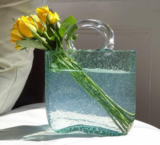 Vase im Handtaschenstil aus Glas 1