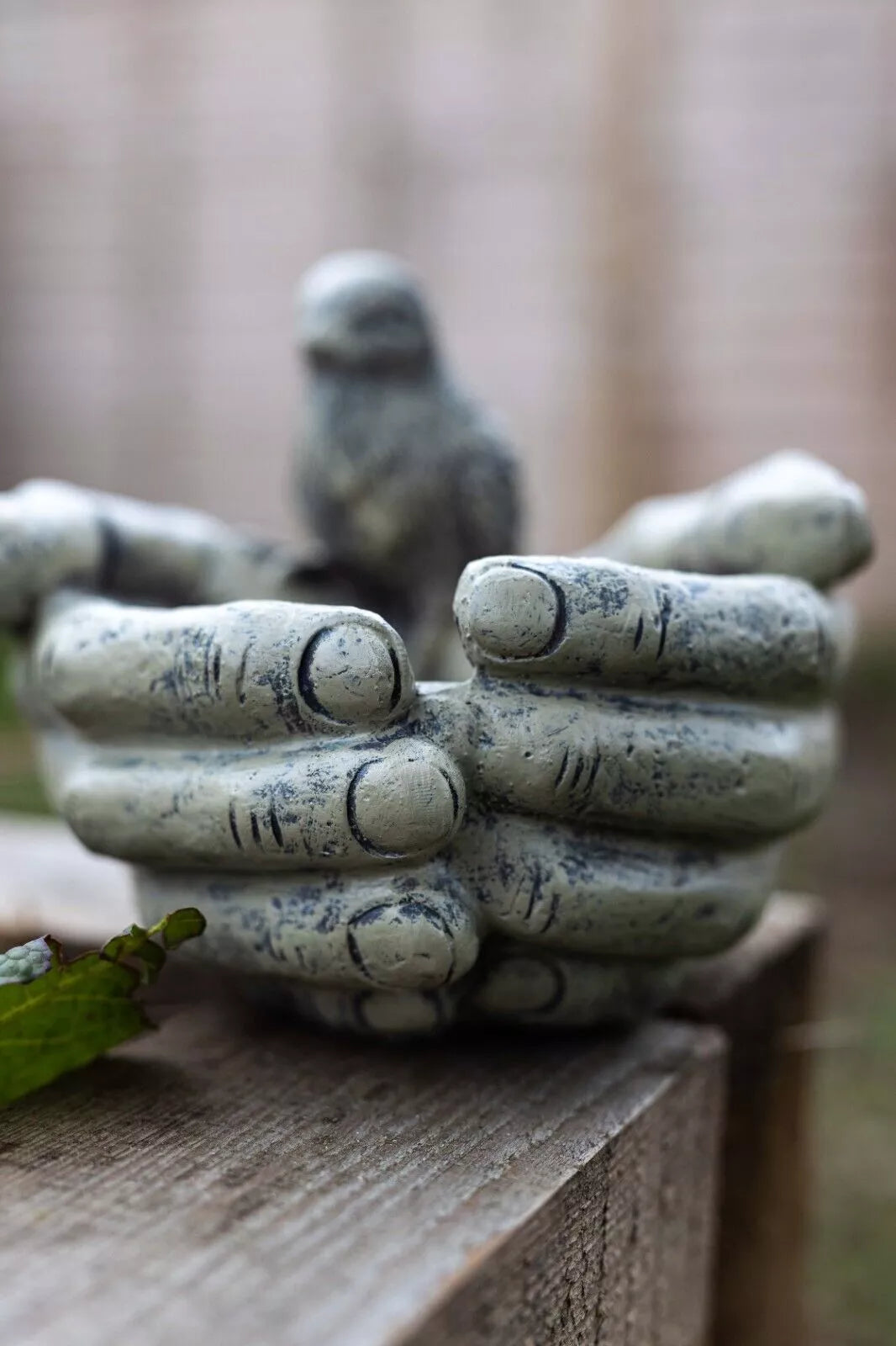 Vogelfutterhaus Handform für den Garten 3
