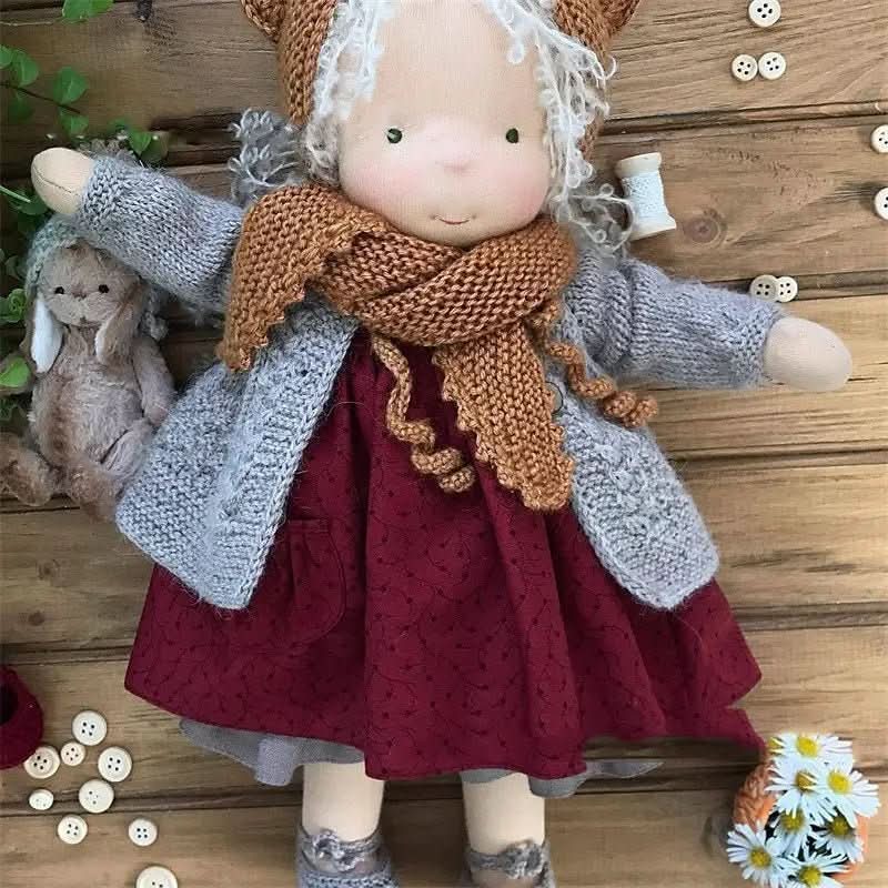 Waldorfpuppe mit Zubehör für Kinder 9