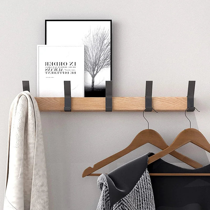 Wandgarderobe mit beweglichen Haken im skandinavischen Stil 2