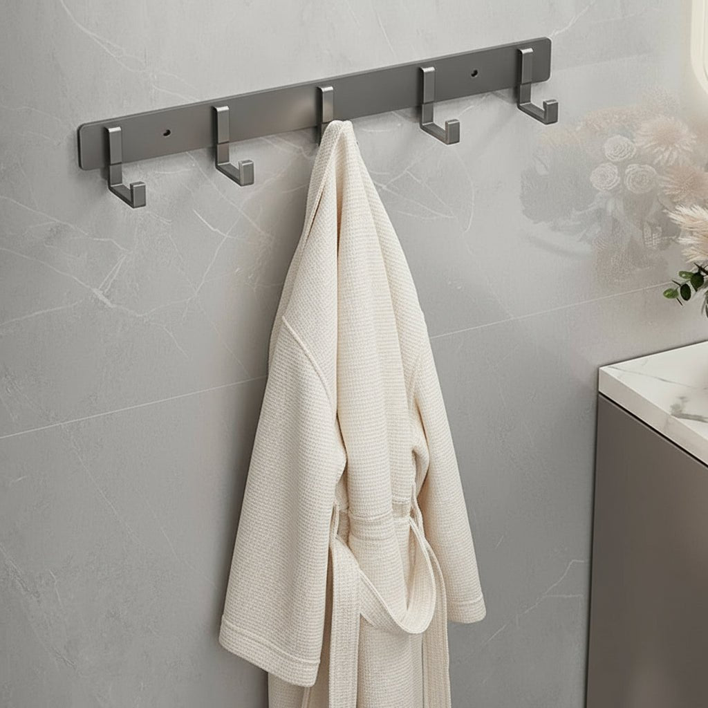Wandgarderobe mit schwarzen Haken für modernes Wohnen 1