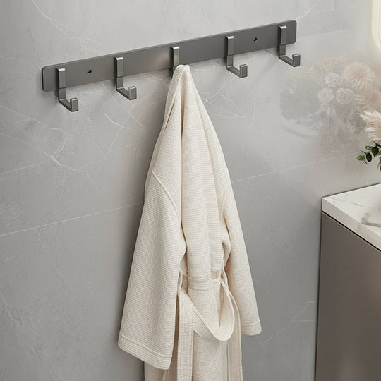 Wandgarderobe mit schwarzen Haken für modernes Wohnen 1