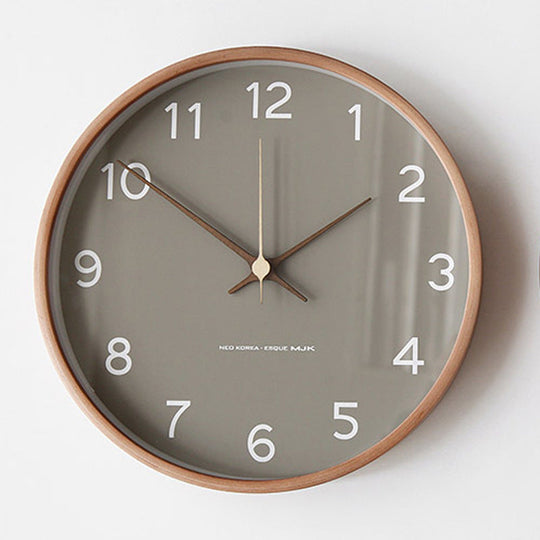 Wanduhr aus Holz im minimalistischen Design 0
