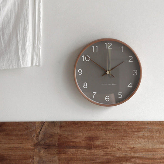 Wanduhr aus Holz im minimalistischen Design 6