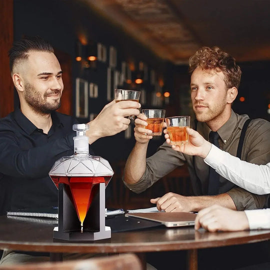 Whisky Dekanter mit Holzhalter im Diamantdesign 3