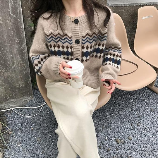 Strickjacke mit langen Ärmeln und Knöpfen