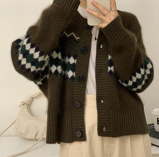 Strickjacke mit langen Ärmeln und Knöpfen