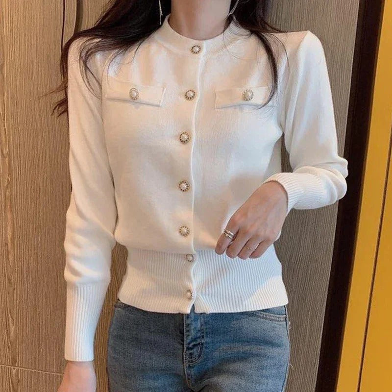 Damenstrickjacke mit einreihiger Knopfleiste