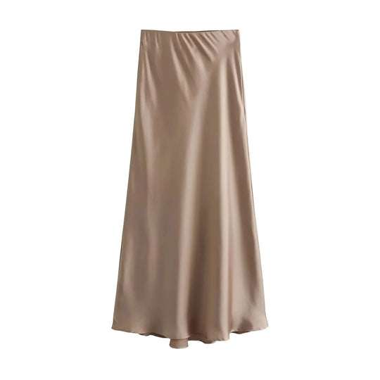 Frauen fließender Satin-Midi-Rock